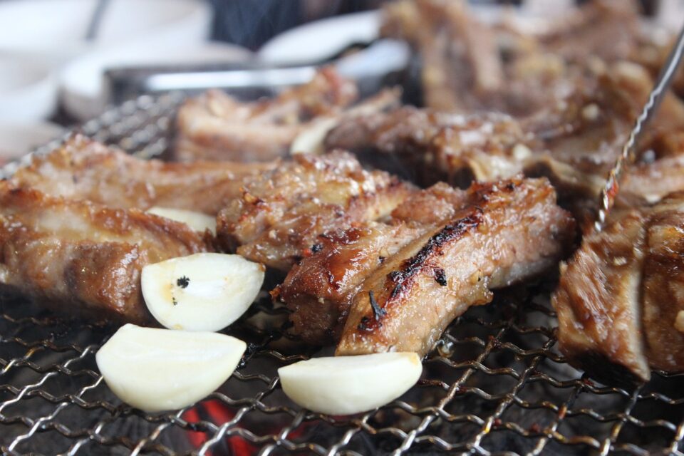 キャンプに上手に肉を持っていってBBQを楽しむ様子